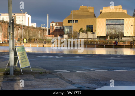 Un panneau informant les automobilistes que le parking est responsable de l'inondation est placé dans un parking. Banque D'Images