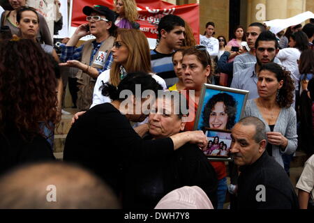 Mar 8, 2014 - Beyrouth, LIBAN - Des milliers de personnes descendues dans la rue pour appeler à l'adoption du projet de loi pour protéger les femmes contre la violence domestique. Les groupes civils et les gens d'abord libanais se sont réunis au Musée national à la manifestation organisée par KAFA, un organisme sans but lucratif, non politique, non confessionnel de l'organisation de la société civile engagés à la réalisation de l'égalité et de non-discrimination, et la promotion des droits humains des femmes et des enfants, avant de marcher pendant plus d'une heure. Selon l'ONG, une femme meurt chaque mois en moyenne au Liban en raison de la vio Banque D'Images