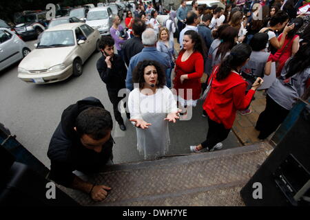 Mar 8, 2014 - Beyrouth, LIBAN - Des milliers de personnes descendues dans la rue pour appeler à l'adoption du projet de loi pour protéger les femmes contre la violence domestique. Les groupes civils et les gens d'abord libanais se sont réunis au Musée national à la manifestation organisée par KAFA, un organisme sans but lucratif, non politique, non confessionnel de l'organisation de la société civile engagés à la réalisation de l'égalité et de non-discrimination, et la promotion des droits humains des femmes et des enfants, avant de marcher pendant plus d'une heure. Selon l'ONG, une femme meurt chaque mois en moyenne au Liban en raison de la vio Banque D'Images