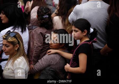 Mar 8, 2014 - Beyrouth, LIBAN - Des milliers de personnes descendues dans la rue pour appeler à l'adoption du projet de loi pour protéger les femmes contre la violence domestique. Les groupes civils et les gens d'abord libanais se sont réunis au Musée national à la manifestation organisée par KAFA, un organisme sans but lucratif, non politique, non confessionnel de l'organisation de la société civile engagés à la réalisation de l'égalité et de non-discrimination, et la promotion des droits humains des femmes et des enfants, avant de marcher pendant plus d'une heure. Selon l'ONG, une femme meurt chaque mois en moyenne au Liban en raison de la vio Banque D'Images