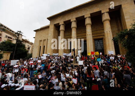 Mar 8, 2014 - Beyrouth, LIBAN - Des milliers de personnes descendues dans la rue pour appeler à l'adoption du projet de loi pour protéger les femmes contre la violence domestique. Les groupes civils et les gens d'abord libanais se sont réunis au Musée national à la manifestation organisée par KAFA, un organisme sans but lucratif, non politique, non confessionnel de l'organisation de la société civile engagés à la réalisation de l'égalité et de non-discrimination, et la promotion des droits humains des femmes et des enfants, avant de marcher pendant plus d'une heure. Selon l'ONG, une femme meurt chaque mois en moyenne au Liban en raison de la vio Banque D'Images