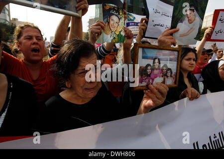 Mar 8, 2014 - Beyrouth, LIBAN - Des milliers de personnes descendues dans la rue pour appeler à l'adoption du projet de loi pour protéger les femmes contre la violence domestique. Les groupes civils et les gens d'abord libanais se sont réunis au Musée national à la manifestation organisée par KAFA, un organisme sans but lucratif, non politique, non confessionnel de l'organisation de la société civile engagés à la réalisation de l'égalité et de non-discrimination, et la promotion des droits humains des femmes et des enfants, avant de marcher pendant plus d'une heure. Selon l'ONG, une femme meurt chaque mois en moyenne au Liban en raison de la vio Banque D'Images