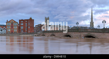 Une photographie panoramique de la rivière Severn au cours d'inondations Tybridge Street et le pont à Worcester. Banque D'Images