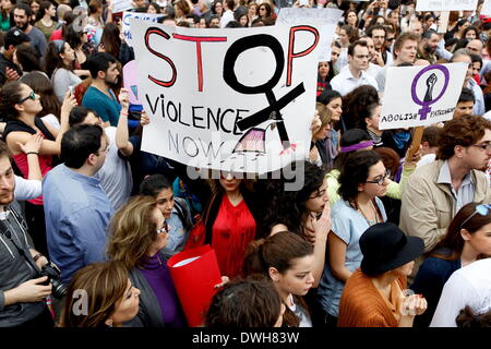 Mar 8, 2014 - Beyrouth, LIBAN - Des milliers de personnes descendues dans la rue pour appeler à l'adoption du projet de loi pour protéger les femmes contre la violence domestique. Les groupes civils et les gens d'abord libanais se sont réunis au Musée national à la manifestation organisée par KAFA, un organisme sans but lucratif, non politique, non confessionnel de l'organisation de la société civile engagés à la réalisation de l'égalité et de non-discrimination, et la promotion des droits humains des femmes et des enfants, avant de marcher pendant plus d'une heure. Selon l'ONG, une femme meurt chaque mois en moyenne au Liban en raison de la vio Banque D'Images