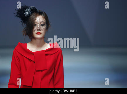 Daegu, Corée du Sud. 7 mars 2014. Un modèle présente une création de designer sud-coréen Chun Doo a chanté au cours de la 26e collecte de Daegu, Daegu, Corée du Sud, le vendredi 7 mars 2014. Banque D'Images