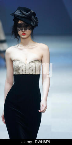 Daegu, Corée du Sud. 7 mars 2014. Un modèle présente une création de designer sud-coréen Chun Doo a chanté au cours de la 26e collecte de Daegu, Daegu, Corée du Sud, le vendredi 7 mars 2014. Banque D'Images