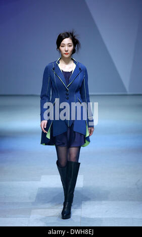 Daegu, Corée du Sud. 7 mars 2014. Un modèle présente une création par CHOIBOKO designer sud-coréen au cours de la 26e collecte de Daegu, Daegu, Corée du Sud, le vendredi 7 mars 2014. Banque D'Images