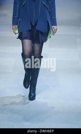 Daegu, Corée du Sud. 7 mars 2014. Un modèle présente une création par CHOIBOKO designer sud-coréen au cours de la 26e collecte de Daegu, Daegu, Corée du Sud, le vendredi 7 mars 2014. Banque D'Images