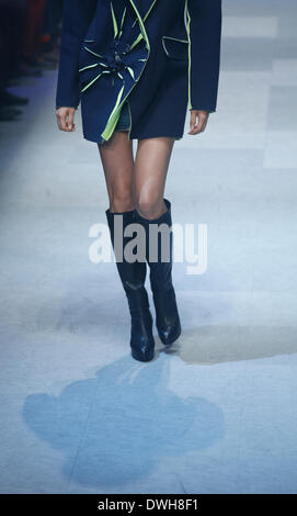 Daegu, Corée du Sud. 7 mars 2014. Un modèle présente une création par CHOIBOKO designer sud-coréen au cours de la 26e collecte de Daegu, Daegu, Corée du Sud, le vendredi 7 mars 2014. Banque D'Images