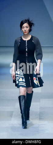 Daegu, Corée du Sud. 7 mars 2014. Un modèle présente une création par CHOIBOKO designer sud-coréen au cours de la 26e collecte de Daegu, Daegu, Corée du Sud, le vendredi 7 mars 2014. Banque D'Images