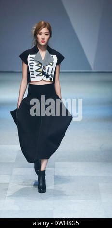 Daegu, Corée du Sud. 7 mars 2014. Un modèle présente une création par CHOIBOKO designer sud-coréen au cours de la 26e collecte de Daegu, Daegu, Corée du Sud, le vendredi 7 mars 2014. Banque D'Images