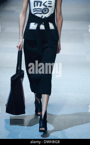 Daegu, Corée du Sud. 7 mars 2014. Un modèle présente une création par CHOIBOKO designer sud-coréen au cours de la 26e collecte de Daegu, Daegu, Corée du Sud, le vendredi 7 mars 2014. Banque D'Images