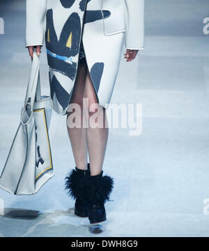 Daegu, Corée du Sud. 7 mars 2014. Un modèle présente une création par CHOIBOKO designer sud-coréen au cours de la 26e collecte de Daegu, Daegu, Corée du Sud, le vendredi 7 mars 2014. Banque D'Images