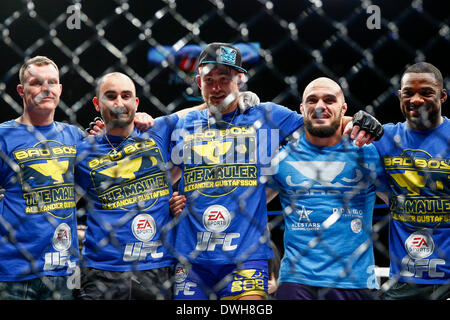 Londres, Royaume-Uni. 05Th Mar, 2014. Alexander Gustafsson célèbre après avoir battu Jimi Manuwa dans une lumière Heavyweight bout passe la carte principale lors de l'UFC Fight Night London de l'O2 Arena. Credit : Action Plus Sport/Alamy Live News Banque D'Images