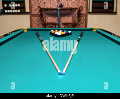 Boules de billard et cue sur une table de billard Banque D'Images