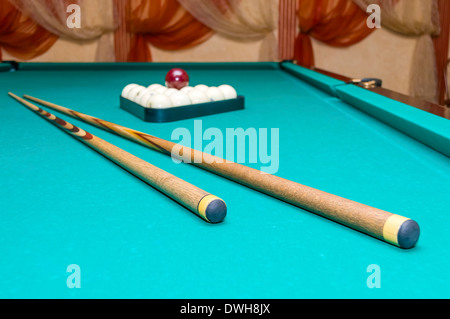 Boules de billard et cue sur une table de billard Banque D'Images