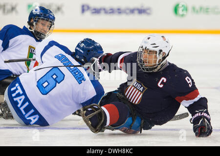 Sochi, Russie. Mar 8, 2014. Andy Yohe (USA) en action contre le joueur Italien Cavaliere. © Mauro Ujetto/NurPhoto ZUMAPRESS.com/Alamy/Live News Banque D'Images