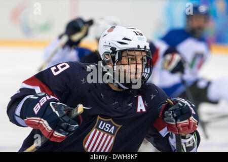 Sochi, Russie. Mar 8, 2014. Taylor Chace en action lors du match contre l'équipe italienne. © Mauro Ujetto/NurPhoto ZUMAPRESS.com/Alamy/Live News Banque D'Images