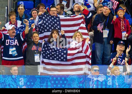 Sochi, Russie. Mar 8, 2014. USA partisan réagir après avoir remporté le match contre l'Italie. © Mauro Ujetto/NurPhoto ZUMAPRESS.com/Alamy/Live News Banque D'Images