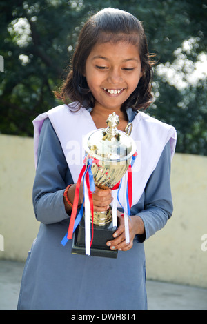 1 Les enfants ruraux indiens debout avec Trophy Banque D'Images