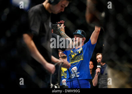 Londres, Royaume-Uni. 05Th Mar, 2014. Alexander Gustafsson ccelebrates sa victoire sur Jimi Manuwa Poids mi dans un combat de la carte principale lors de l'UFC Fight Night London de l'O2 Arena. Credit : Action Plus Sport/Alamy Live News Banque D'Images