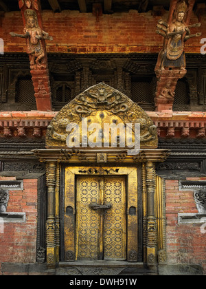 Porte ancienne dans le Palais Royal de Durbar Square Patan dans le district de Katmandou. Le Népal Banque D'Images