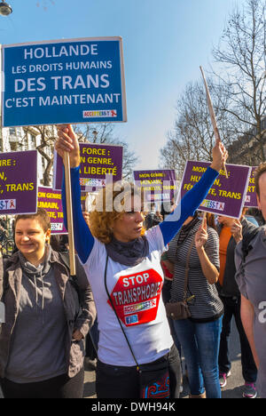 Paris, France. 8th mars les groupes féministes français, y compris le Mars 8 et ACT Up Paris, protestant à l'événement de la Journée internationale de la femme, manifestation des droits des militants trans, Giovanna Rincon (Accepcess Transgenres) marchant dans la rue, manifestation de la Journée des droits de la femme égalité, droits transgenres, manifestation de la femme, LGBTQI+ Banque D'Images