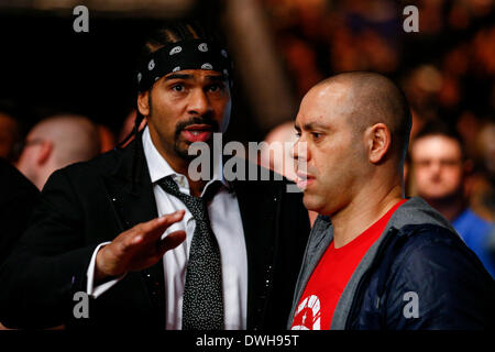 Londres, Royaume-Uni. 05Th Mar, 2014. Le boxeur David Haye et son formateur David Booth regardez sur à partir de l'auditoire au cours de la carte principale lors de l'UFC Fight Night London de l'O2 Arena. Credit : Action Plus Sport/Alamy Live News Banque D'Images