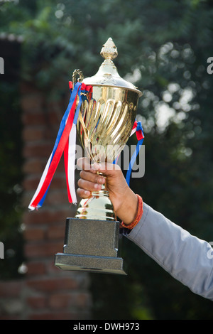 1 Les enfants ruraux indiens debout avec Trophy Banque D'Images