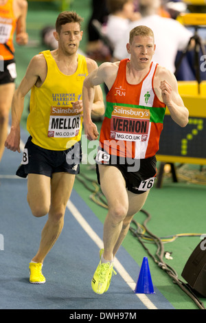 Jonathan MELLOR & Andy VERNON 3000m hommes en finale Athlétisme Indoor Championships, Sheffield England UK. Banque D'Images