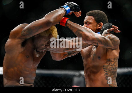 Londres, Royaume-Uni. 05Th Mar, 2014. Michael Johnson (short blanc) se bat et bat Melvin Guillard (blanc et rouge short logo) dans une ronde 3 bout léger sur la carte principale lors de l'UFC Fight Night London de l'O2 Arena. Credit : Action Plus Sport/Alamy Live News Banque D'Images