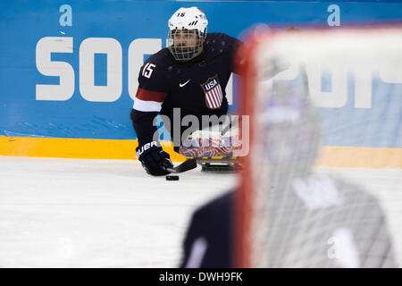 Sochi, Russie. Mar 8, 2014. Nikko Landeros(USA) pendant le match à Sotchi 2014, entre l'Italie et les États-Unis. © Mauro Ujetto/NurPhoto ZUMAPRESS.com/Alamy/Live News Banque D'Images