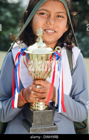 1 Les enfants ruraux indiens debout avec Trophy Banque D'Images