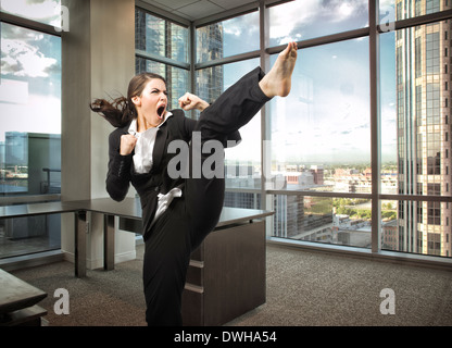 La femelle dans un coin bureau qui est prêt à se battre pour de nouvelles affaires. Banque D'Images