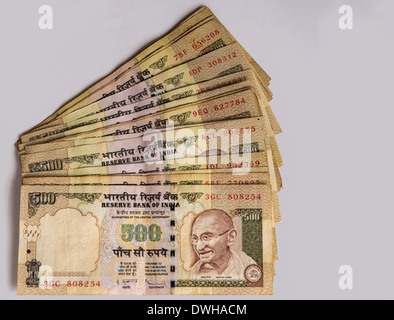 Un ensemble de cinq-cent rupee notes, la monnaie indienne. Toutes sont équipées de l'image du Mahatma Gandhi. Comme on l'a vu en 2013. Banque D'Images