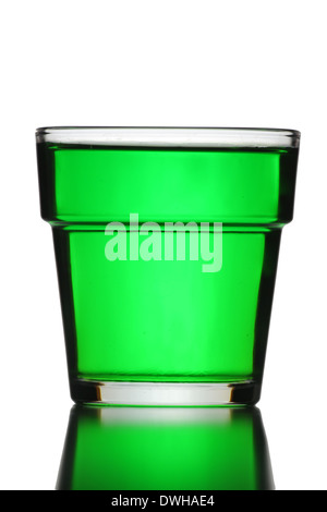 L'eau verte en verre isolé sur fond blanc. Banque D'Images