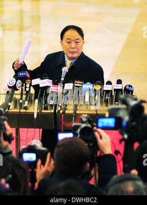 Beijing, Chine. Mar 9, 2014. Li Jiaxiang, chef de l'Administration de l'Aviation civile de Chine (CAAC), répond aux questions sur les disparus du vol MH370 de Malaysia Airlines dans le Grand Hall du Peuple à Beijing, capitale de Chine, le 9 mars 2014. Le vol MH370 de Malaysia Airlines, un Boeing B777-200, perte de communication et d'un signal radar en route depuis la capitale de la Malaisie Kuala Lumpur à Pékin tôt samedi matin. 227 passagers à bord ont été de 14 pays, dont 154 Chinois et 12 membres de l'équipage de Malaisie. Credit : Xiao Yijiu/Xinhua/Alamy Live News Banque D'Images