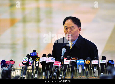 Beijing, Chine. Mar 9, 2014. Li Jiaxiang, chef de l'Administration de l'Aviation civile de Chine (CAAC), répond aux questions sur les disparus du vol MH370 de Malaysia Airlines dans le Grand Hall du Peuple à Beijing, capitale de Chine, le 9 mars 2014. Le vol MH370 de Malaysia Airlines, un Boeing B777-200, perte de communication et d'un signal radar en route depuis la capitale de la Malaisie Kuala Lumpur à Pékin tôt samedi matin. 227 passagers à bord ont été de 14 pays, dont 154 Chinois et 12 membres de l'équipage de Malaisie. Credit : Xiao Yijiu/Xinhua/Alamy Live News Banque D'Images