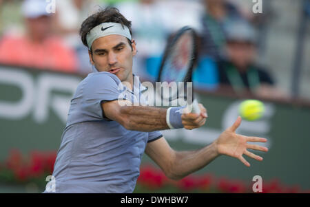 Puits de l'Indiana, USA. Mar 8, 2014. La Suisse de Roger Federer hits un retour à Paul-Henri Mathieu de la France au cours de la BNP Paribas Open à Indian Wells Tennis Garden à Indian Wells, États-Unis, le 8 mars 2014. Federer a gagné 2-0. © Yang Lei/Xinhua/Alamy Live News Banque D'Images