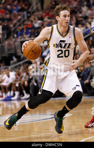 Philadelphie, Pennsylvanie, USA. 8 mars, 2014. 8 mars 2014 : Utah Jazz shooting guard Gordon Hayward (20) en action au cours de la NBA match entre les Utah Jazz et les Philadelphia 76ers au Wells Fargo Center de Philadelphie, Pennsylvanie. Le Jazz a gagné 104-92. Christopher (Szagola/Cal Sport Media) Banque D'Images