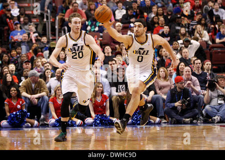 Philadelphie, Pennsylvanie, USA. 8 mars, 2014. 8 mars 2014 : Utah Jazz center Enes Kanter (0) atteint pour le bal avec Gordon Hayward (garde de tir 20) au cours de la NBA match entre les Utah Jazz et les Philadelphia 76ers au Wells Fargo Center de Philadelphie, Pennsylvanie. Le Jazz a gagné 104-92. Christopher (Szagola/Cal Sport Media) Banque D'Images