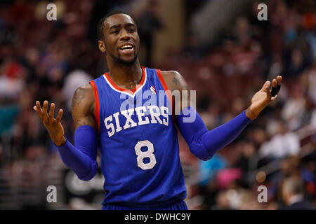 Philadelphie, Pennsylvanie, USA. 8 mars, 2014. 8 mars 2014 : Philadelphia 76ers shooting guard Tony Wroten (8) réagit sur la cour au cours de la NBA match entre les Utah Jazz et les Philadelphia 76ers au Wells Fargo Center de Philadelphie, Pennsylvanie. Le Jazz a gagné 104-92. Christopher (Szagola/Cal Sport Media) Banque D'Images