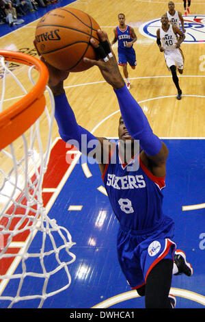 Philadelphie, Pennsylvanie, USA. 8 mars, 2014. 8 mars 2014 : Philadelphia 76ers shooting guard Tony Wroten (8) va jusqu'à la NBA dunk pendant le match entre les Utah Jazz et les Philadelphia 76ers au Wells Fargo Center de Philadelphie, Pennsylvanie. Le Jazz a gagné 104-92. Christopher (Szagola/Cal Sport Media) Banque D'Images