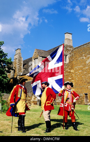 Le 13e Régiment de Pulteney, 1746 pieds, officiers et hommes, Lyddington Bède House, Leicestershire, déployés à Culloden, reconstitution historique, l'Union des soldats britanniques anglais soldat Banque D'Images