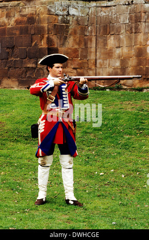 Le Régiment de Pulteney, 13e pied, 1745, Anglais soldat britannique avec mousquet, comme déployés à bataille de Culloden, reconstitution historique, l'Angleterre des soldats britanniques Banque D'Images