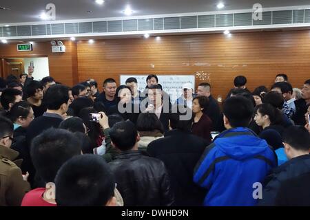 Beijing, Chine. Mar 9, 2014. Un haut fonctionnaire (C) de la Malaisie Airlines informe les parents des personnes à bord du vol manquant à Beijing, capitale de Chine, le 9 mars 2014. La Malaysia Airlines Boeing 777-200 Perte de communication et d'un signal radar sur le vol pour la capitale de la Malaisie Kuala Lumpur à Pékin le tôt samedi matin. 227 passagers à bord ont été de 14 pays, dont 154 Chinois et 12 membres de l'équipage de Malaisie. Crédit : Li Xin/Xinhua/Alamy Live News Banque D'Images