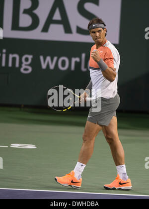 Puits de l'Indiana, USA. Mar 8, 2014. Rafael Nadal célèbre de l'Espagne au cours de la BNP Paribas Open match aganist Radek Stepanek de la République tchèque à Indian Wells Tennis Garden à Indian Wells, États-Unis, le 8 mars 2014. Nadal a gagné 2-0. Crédit : Yang Lei/Xinhua/Alamy Live News Banque D'Images