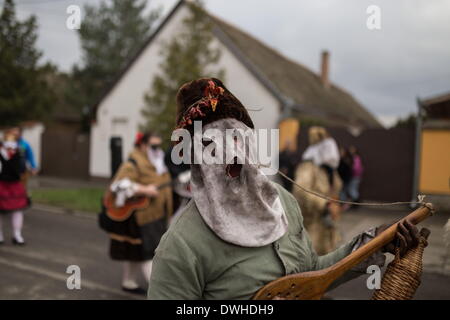 Mohacs (Hongrie). 3e Mar, 2014. Jankele en haillons et un instrument de musique improvisée. Le lundi, avec des musiciens et des groupes Fullmetal jankeles visitent les maisons.festivités Fullmetal à Mohacs dans le sud de la Hongrie sont un carnaval de six jours à la fin de février pour marquer la fin de l'hiver, nommé pour les Busos, effrayant les gens costumés (traditionnellement, les hommes) de porter des masques en bois et de grands manteaux laineux. © Zsolt Repasy/ZUMA/ZUMAPRESS.com/Alamy fil Live News Banque D'Images