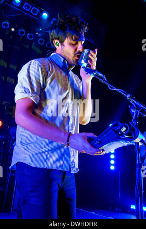 Detroit, Michigan, USA. Mar 8, 2014. Chanteur SAMEER GADHIAR la bande de jeunes le géant sur la Tour de l'esprit sur la matière au Fillmore Theatre de Detroit, MI le 8 mars 2014 Crédit : Marc Nader/ZUMA/ZUMAPRESS.com/Alamy fil Live News Banque D'Images