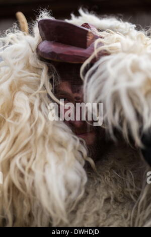 Mohacs (Hongrie). 4e Mar, 2014. Un autre est légèrement Fullmetal dépose son masque. Les festivités à Mohacs Fullmetal dans le sud de la Hongrie sont un carnaval de six jours à la fin de février pour marquer la fin de l'hiver, nommé pour les Busos, effrayant les gens costumés (traditionnellement, les hommes) de porter des masques en bois et de grands manteaux laineux. © Zsolt Repasy/ZUMA/ZUMAPRESS.com/Alamy fil Live News Banque D'Images